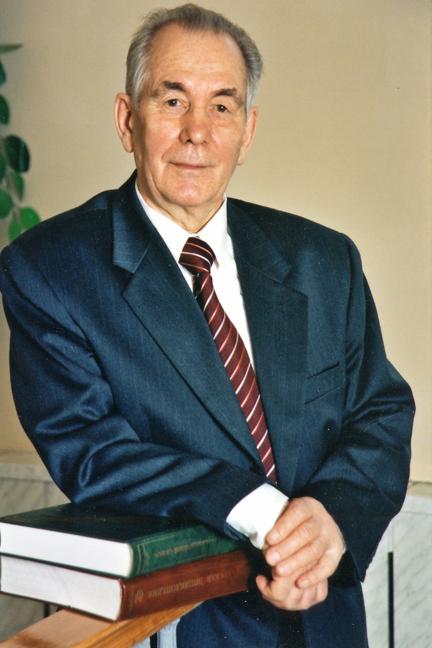 ТАССР ның атказанган мәдәният хезмәткәре, ТР Фән һәм техника өлкәсендә дәүләт премиясе лауреаты, ТР ның атказанган фән эшлеклесе, «Почет билгесе», «Буян-Бадыр» (Тыва Республикасы) орденнары, ТР Фәннәр академиясенең «Фәнни казанышлары өчен» алтын медале кавалеры Гомәр Сабирҗанов.